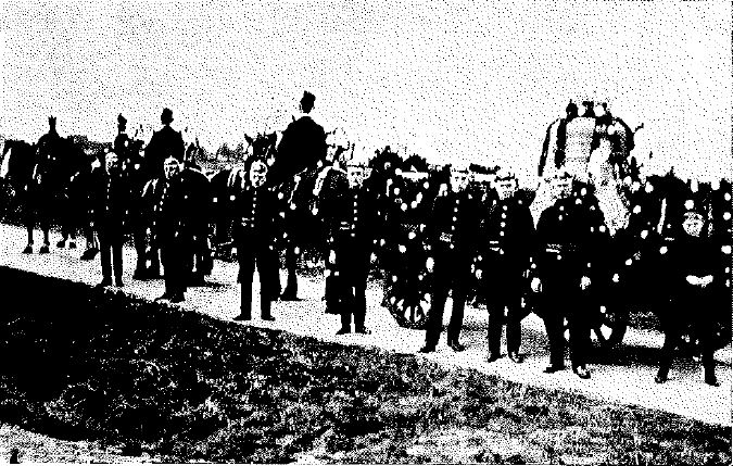 Feuerwehrleute beim Einzug der neuen Glocken (März 1927)