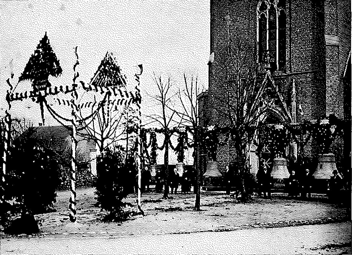 Die neuen Glocken mit ihren Paten 1927