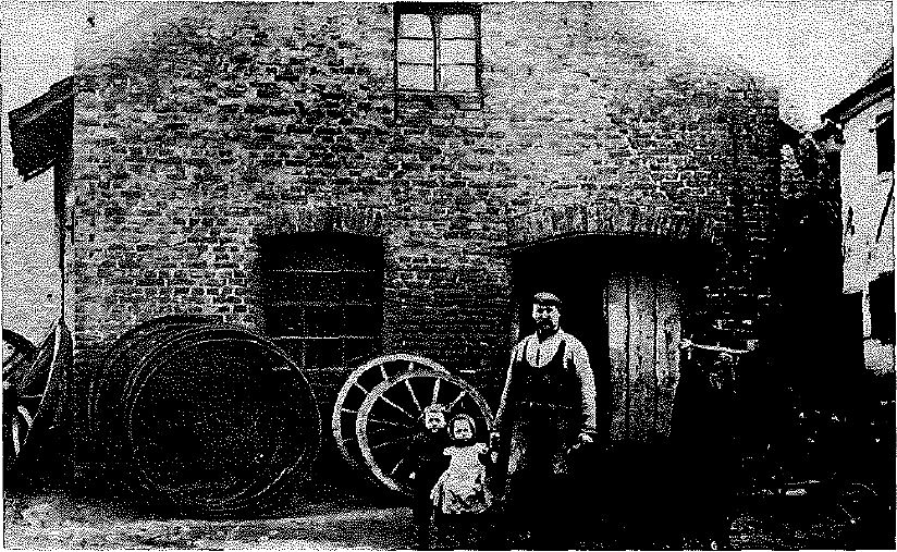 Schmiedemeister Josef NieBen mit seinen heiden Kindern Wilhelm und Magdalena (später