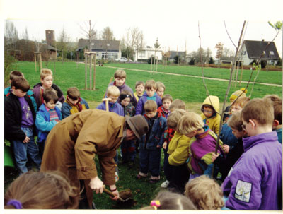 Baumpflanzung durch die Grundschule